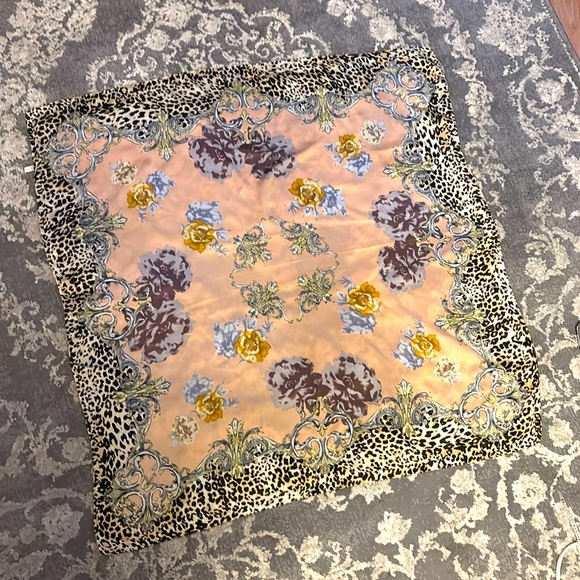 Unknown Accessories - 100% silk scarf